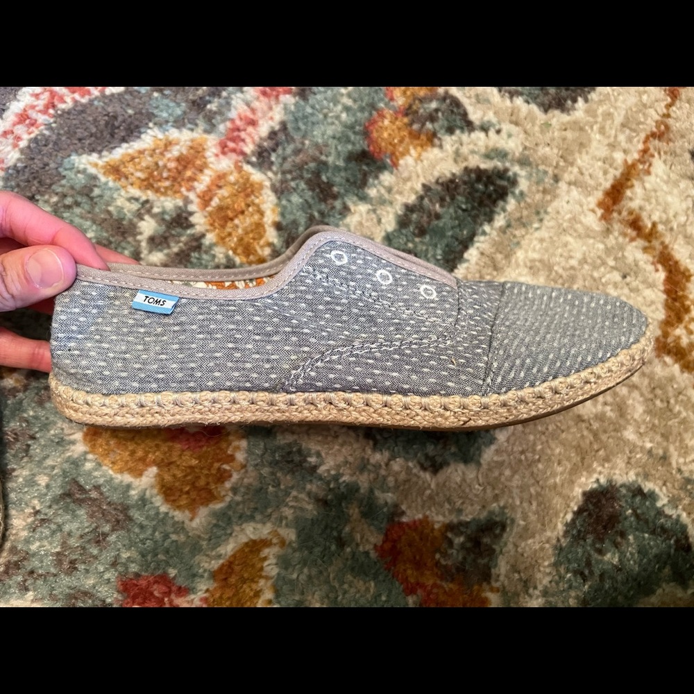 Toms size 9 slid on sneakers! Super cute and comfortable!